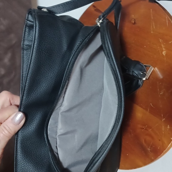 REACTION by KENNETH COLE BACK PACK PURSE IS A BEAUTIFUL BLACK ⚫️ - Picture 9 of 9